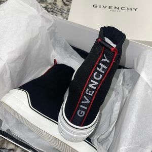 Lightly worn. Beautiful condition. Comes with paper work and dust bag and box!